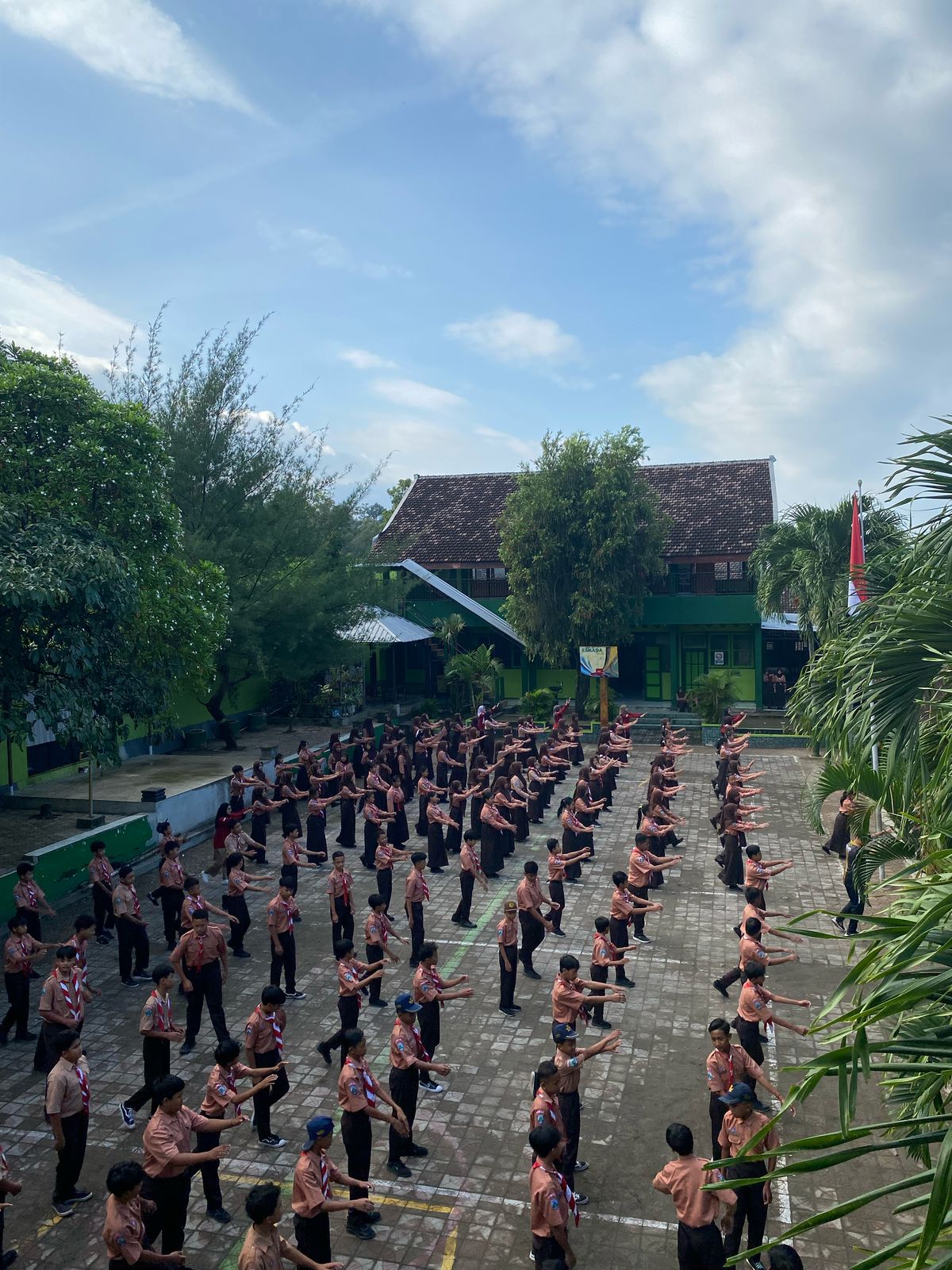 Senam Anak Indonesia Hebat di SMPN 2 Kandangan: Membangun Generasi Sehat dan Berkarakter